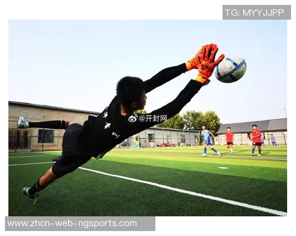 青春活力尽显足球场男生风采精彩瞬间定格在绿茵场上